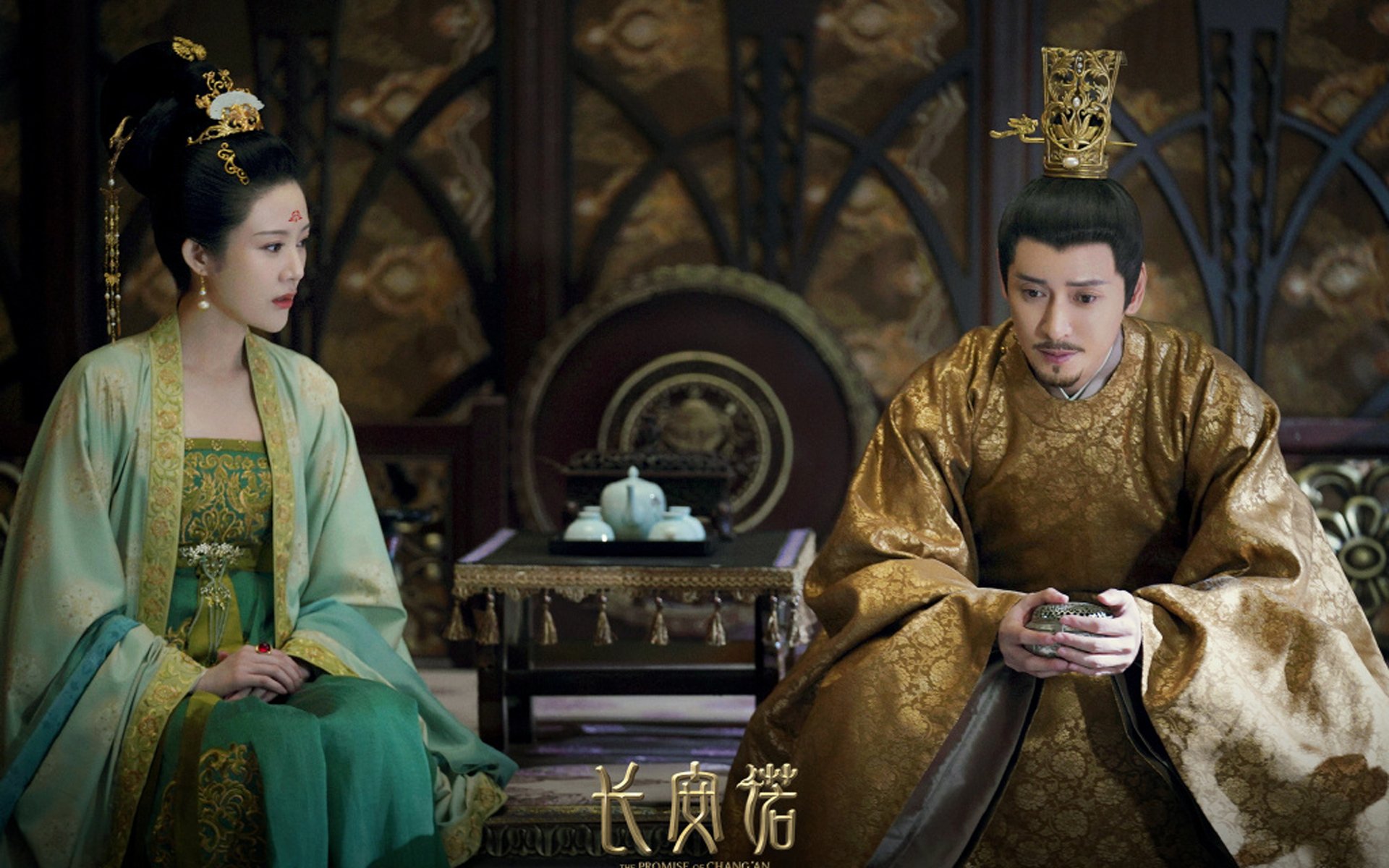 足球比赛现场充满激烈的对抗和挑战，足球比赛非常激烈的英文
