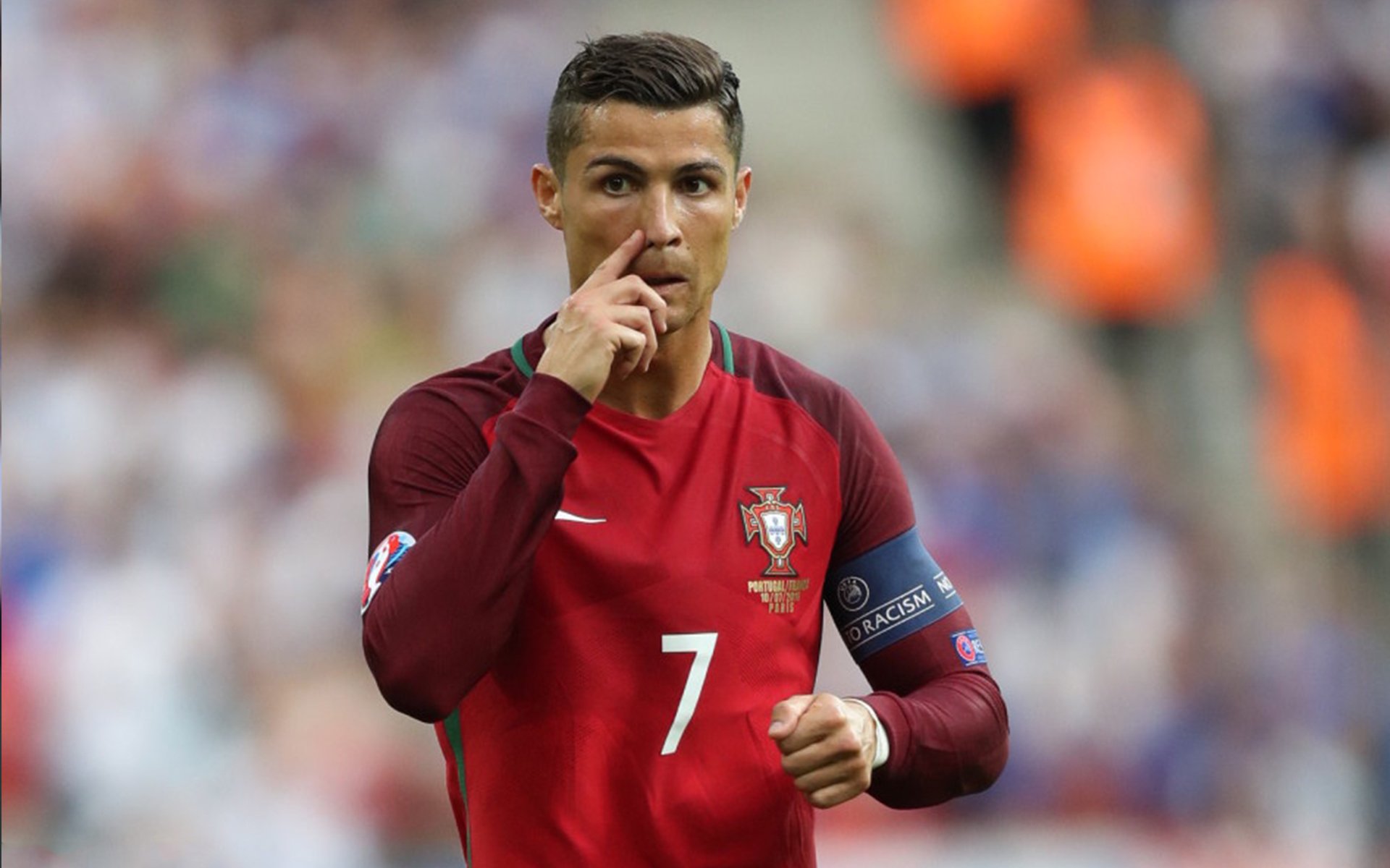 球迷狂欢夜：球场变成了欢乐的海洋，球迷疯狂庆祝照片